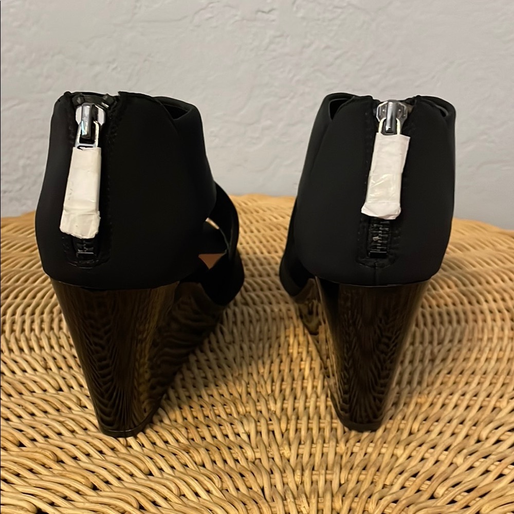 NWOB Donald J. Pliner Black Wedge Sandal, Size 8-1/2 - Picture 4 of 13